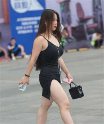 打扑克男女不盖被子