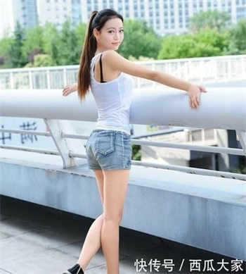 打扑克男女不盖被子