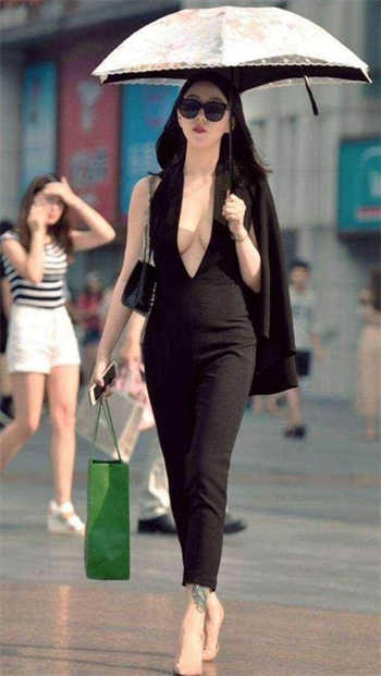 卖房女销售艾丽丽