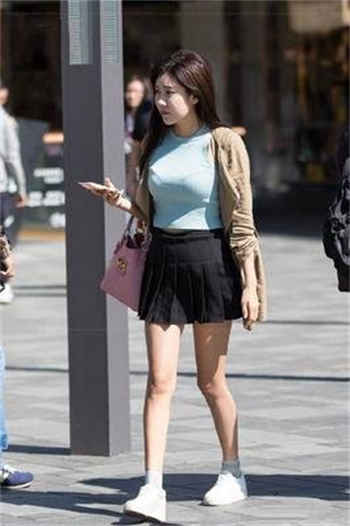 漂亮媳妇和叫快递员换灯泡