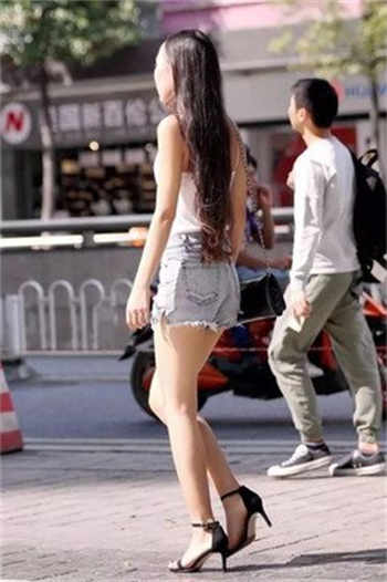 网曝一名高校情侣食堂