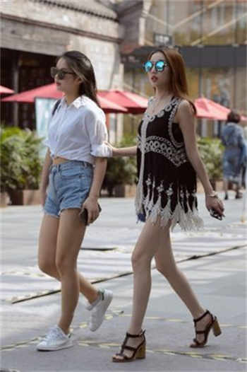 女员工在办公室加班