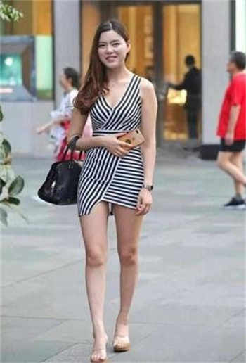 裤子脱到膝盖趴好挨打