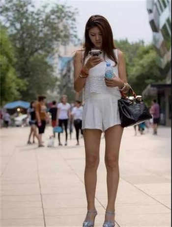 两个德国老外在宾馆上