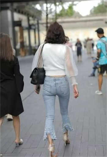 55岁大妈与3名小伙