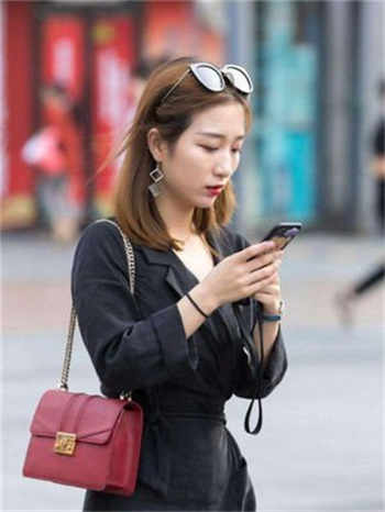 王鸥男人装特别客气的照片