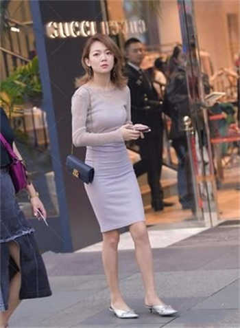 吉娜忘记穿深v衣领
